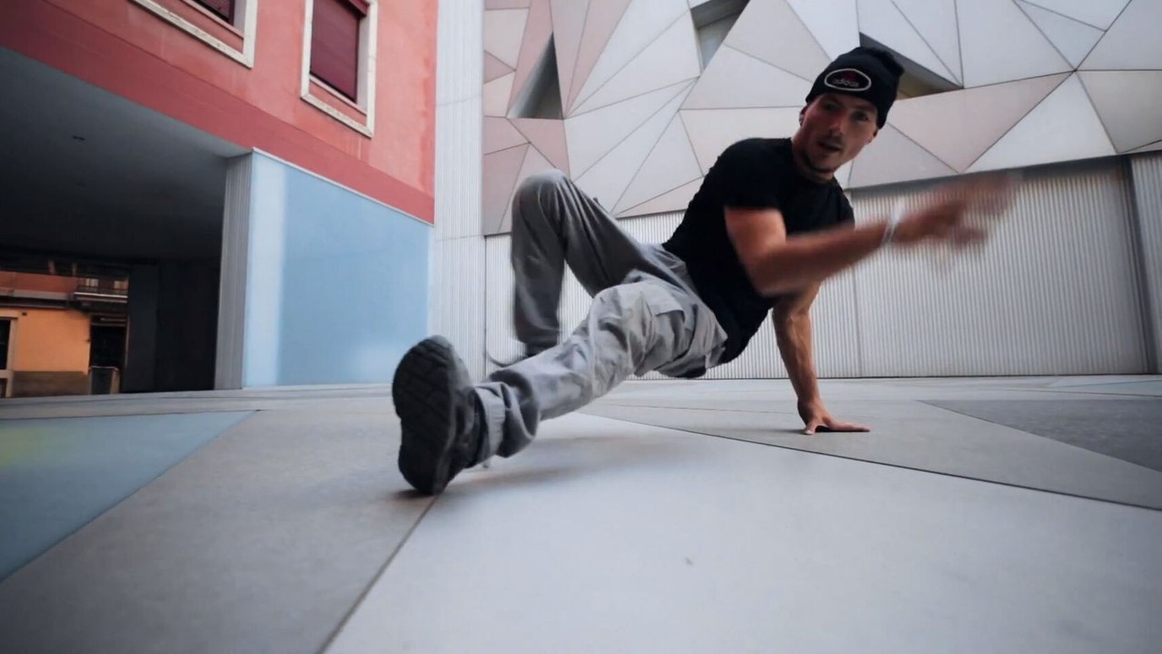 Juan de la Torre 'Xak', practicando breakdance