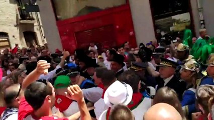 Abertzales escupen, acosan e intentan agredir a ediles de Navarra Suma en la procesión de San Fermín