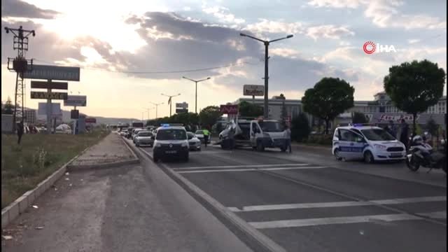 Afyonkarahisar'da 5 araçlı zincirleme trafik kazası: 4 yaralı
