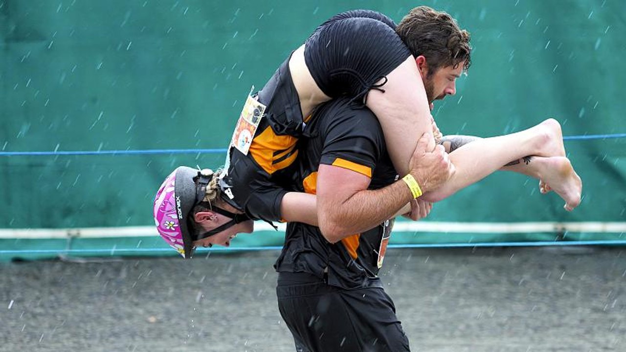 WM im Frauentragen: Matschlauf für Pärchen