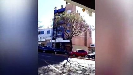 Revoltado com show musical, vizinho vai ao terraço de prédio e promove 'chuva de ovos' em cantor