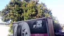 Caminhão desgovernado derruba poste e atinge outro veículo em Guaraniaçu
