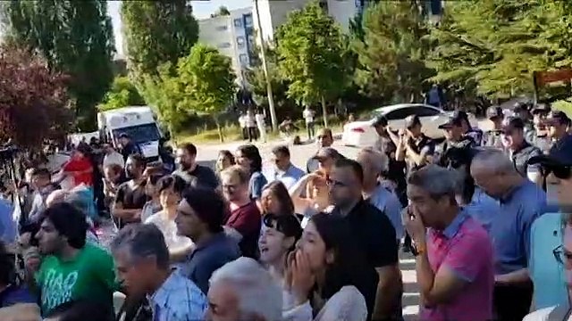 ODTÜ'de öğrencilere polis müdahalesi, ağaçlar kesilmeye başladı