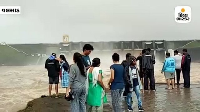 મધુબન ડેમનો ધસમસતો પ્રવાહ, જીવને જોખમમાં મૂકી લોકો સેલ્ફી લઈ રહ્યા છે