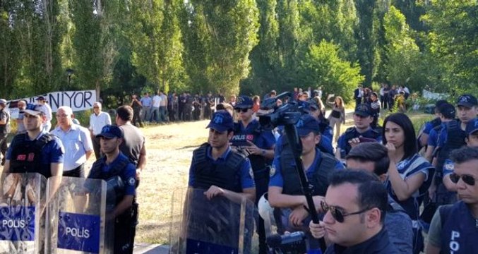 ODTÜ'de öğrencilerin yurt protestolarına polis ekipleri müdahale etti! Ağaç kesimi başladı