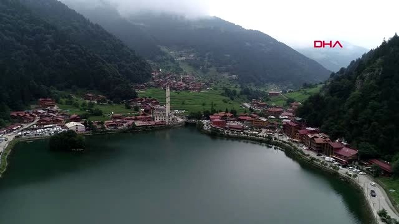 TRABZON Kemençe çalan 'android heykel' turistleri eğlendiriyor