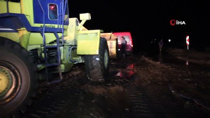 Sel Oltu'yu Vurdu...Araçlar Yolda Mahsur Kaldı