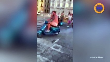 Mario Balotelli défie le propriétaire d'un bar à Naples