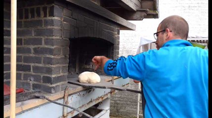 Du pain cuit à l'ancienne, au pied du moulin d'Ostiches