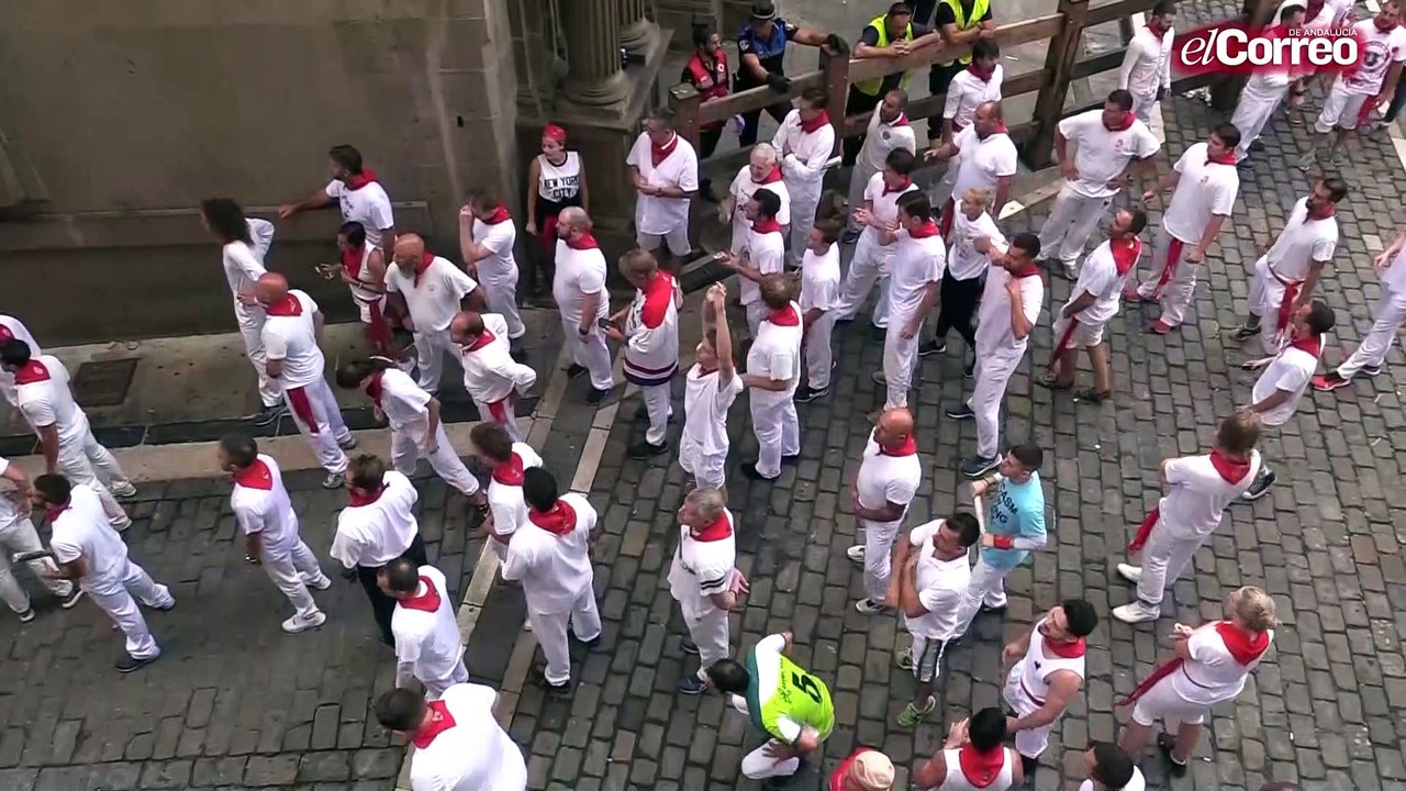 Los toros de Cebada Gago han protagonizado este lunes un encierro rápido con varias caídas