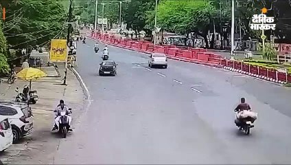 कार अनिंयत्रित होकर डिवाइडर से टकराई