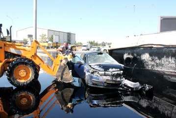 Freni patladığı için iki araca çarpan zift tankerinin devrilmesi nedeniyle yaralılar kepçeyle kurtarıldı