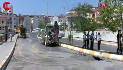 Esenyurt'ta yol çöktü, cadde trafiğe kapatıldı