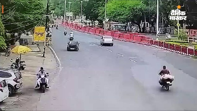 कार डिवाइडर से टकराई, चालक गंभीर घायल, सीसीटीवी में कैद हुई घटना