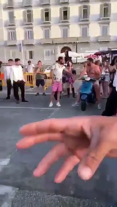 Napoli - Balotelli e la scommessa 2mila euro se ti lanci in mare con lo scooter. (06.07.19)