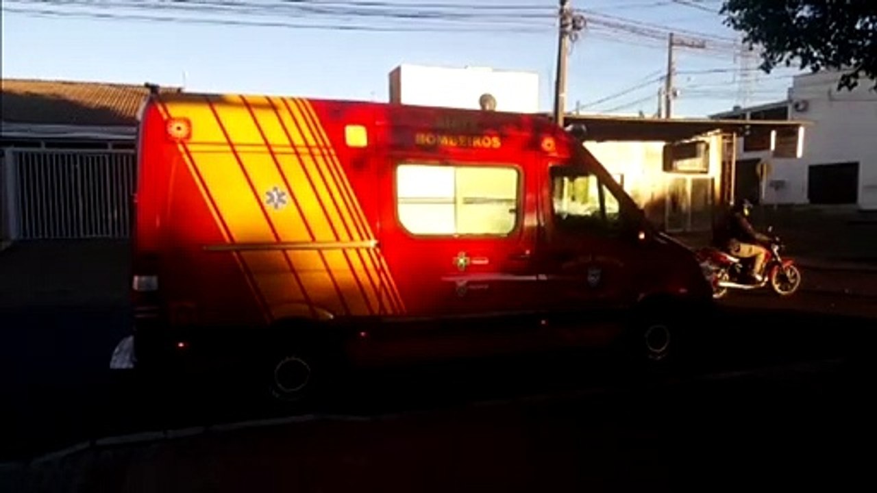 Duas pessoas ficam feridas em queda de moto na Rua Souza Naves Sul