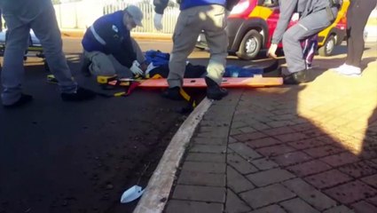 Ciclista é atingido por carro na Rua Europa, no Bairro Morumbi