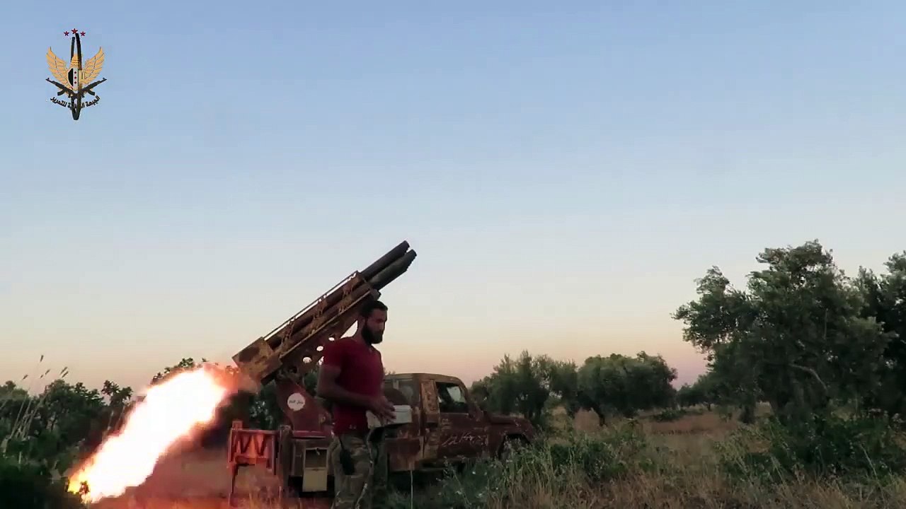 الفصائل تستهدف مواقع لميليشيات أسد وروسيا على جبهات حماة (فيديو)