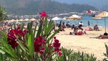 Sıcak havada bunalan tatilciler plaja akın etti