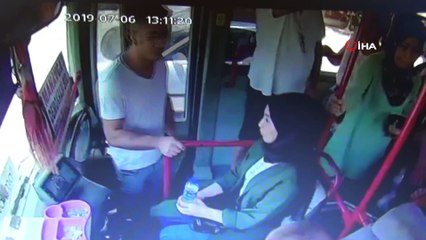 Yolcu minibüsü kaza yaptı, yaşanan panik anları kameraya böyle yansıdı