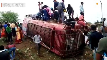 श्रद्धालुओं से भरी बस पलटी