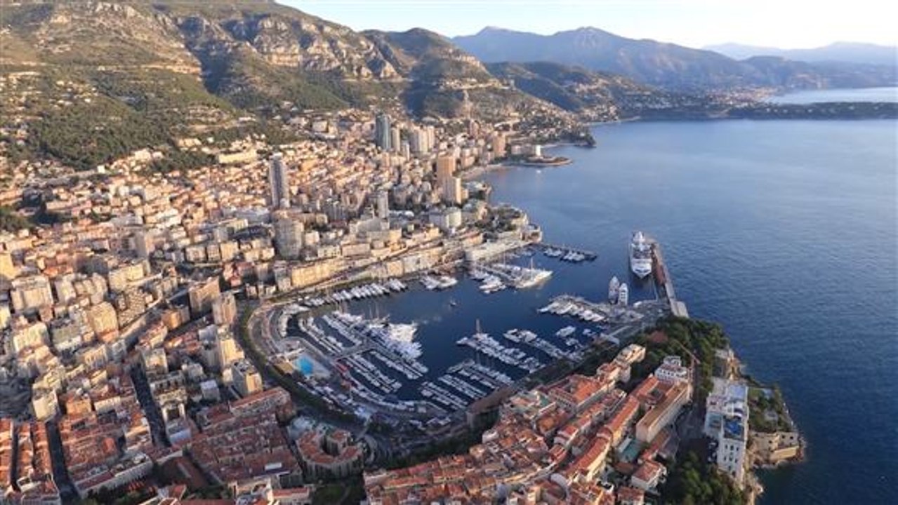 Grüne yachtbewegung in monte-carlo