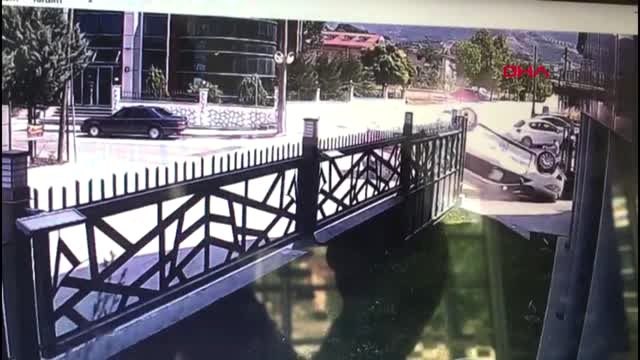 KOCAELİ Otomobil ile hafif ticari araç kavşakta çarpıştı 3 yaralı