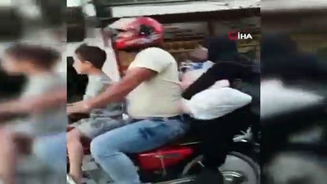 Motosiklete 5 kişi binen ailenin tehlikeye aldırış etmeden yaptığı yolculuk kamerada