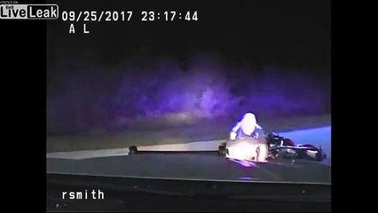 Télécharger la video: Ce motard se fait plaquer en guise d'arrestation par un policier américain !