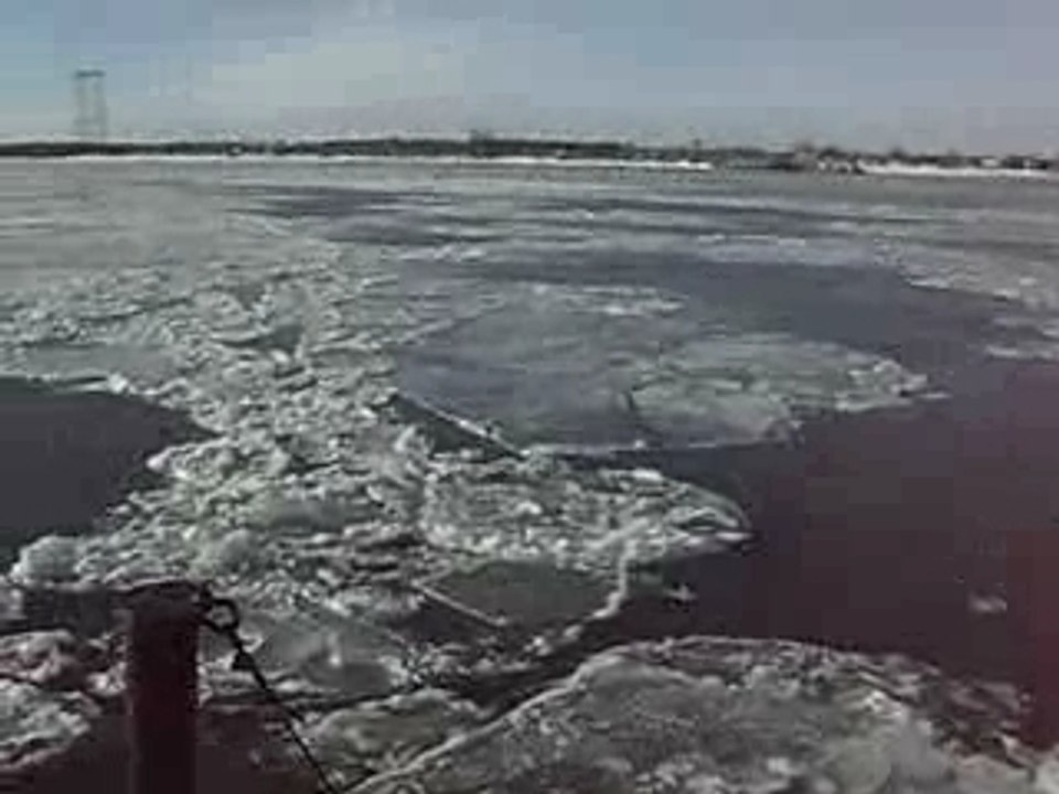 ferry entre sorel et montreal, traversee du fleuve Richelieu