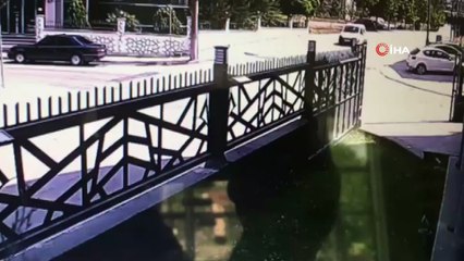 İki aracın karıştığı kazada otomobil böyle takla attı