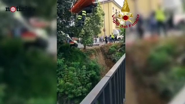 Arezzo, 80enne in auto finisce nel torrente: le immagini | Notizie.it