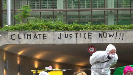 Svizzera: ambientalisti bloccano ingresso a banche