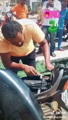 Ce mécano trouve un Serpent Cobra dans une moto !