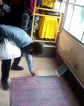 Incroyable: il pose sa natte dans le bus Dakar Dem Dikk et...