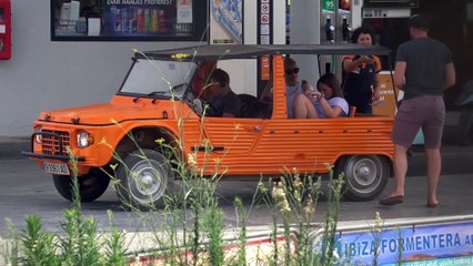 Un príncipe en un mehari: la imagen más curiosa de Haakon de Noruega en Formentera