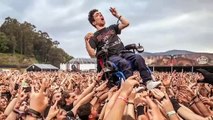 Un chico discapacitado fue levantado por decenas de asistentes para que pudiese disfrutar plenamente del festival