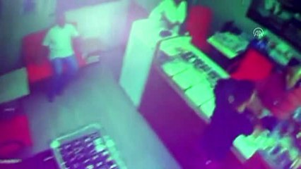 Kuyumcunun ikna çabasıyla soygundan vazgeçerek teslim oldu