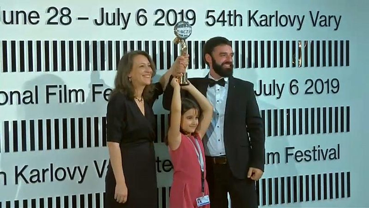 Kristallglobus für schwarze Komödie 'Bashtata'