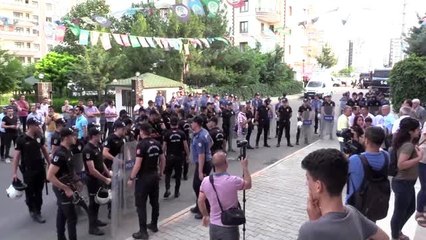 Yolu trafiğe kapatan HDP'li vekillere müdahale