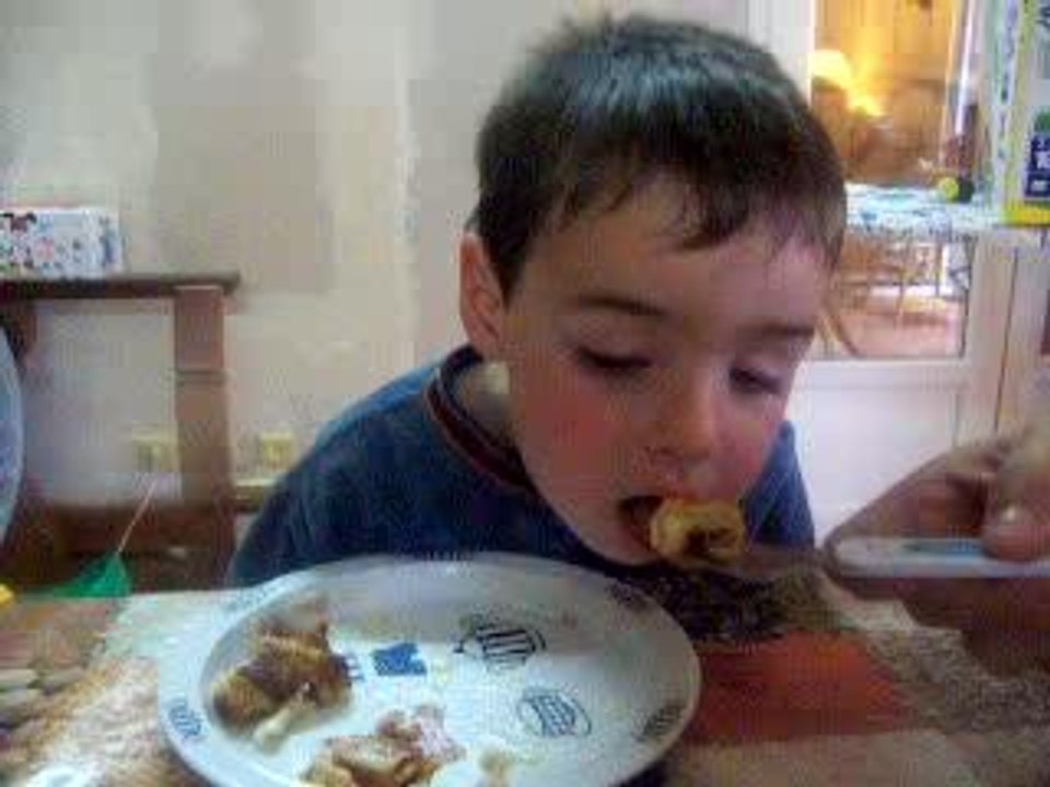 Titi s'endort à table