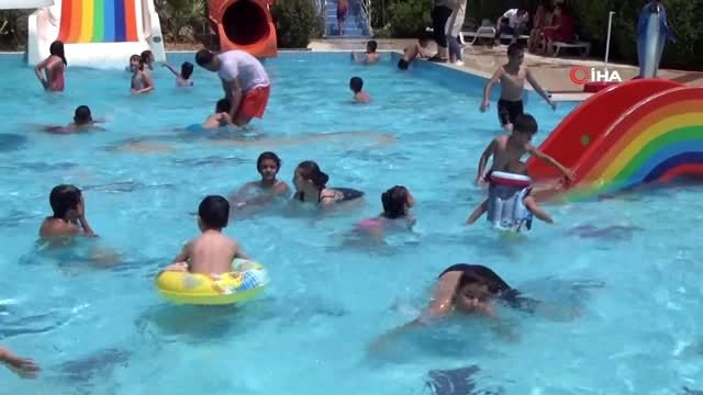 Sıcaktan bunalan vatandaşlar havuza akın etti