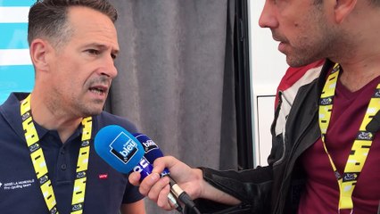 Le bus de l'équipe, "une maison qui roule" explique Julien Jurdie