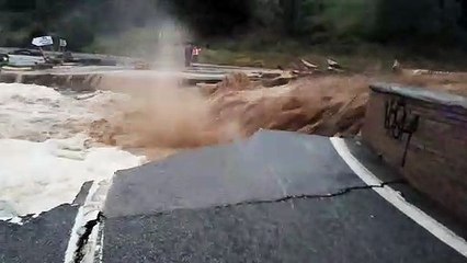 El Cidacos se lleva la carretera por delante en Tafalla: el impresionante socavón que ha partido la calzada