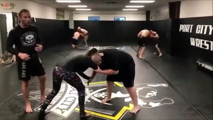 Un entrainement de MMA plutôt extrême...