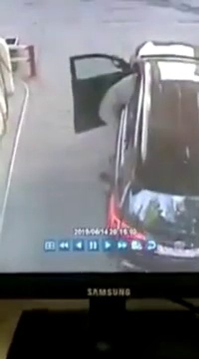 Pas simple de faire le plein d'essence quand on est complètement débile...