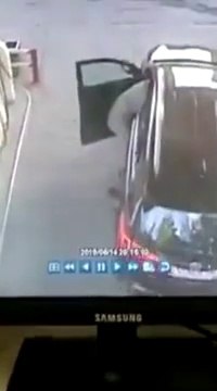 Pas simple de faire le plein d'essence quand on est complètement débile...