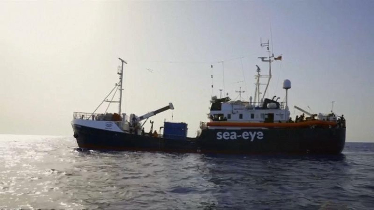 Mission im Mittelmeer: Von Menschenrettern zu Straftätern?