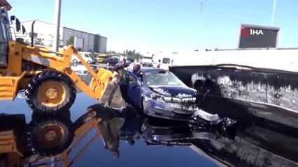 Zift tankeri yola devrildi, yaralılar kepçeyle kurtarıldı