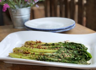 Pak choi salteado- Cocina con Conexión - Sonia Ortiz con Juan Farré